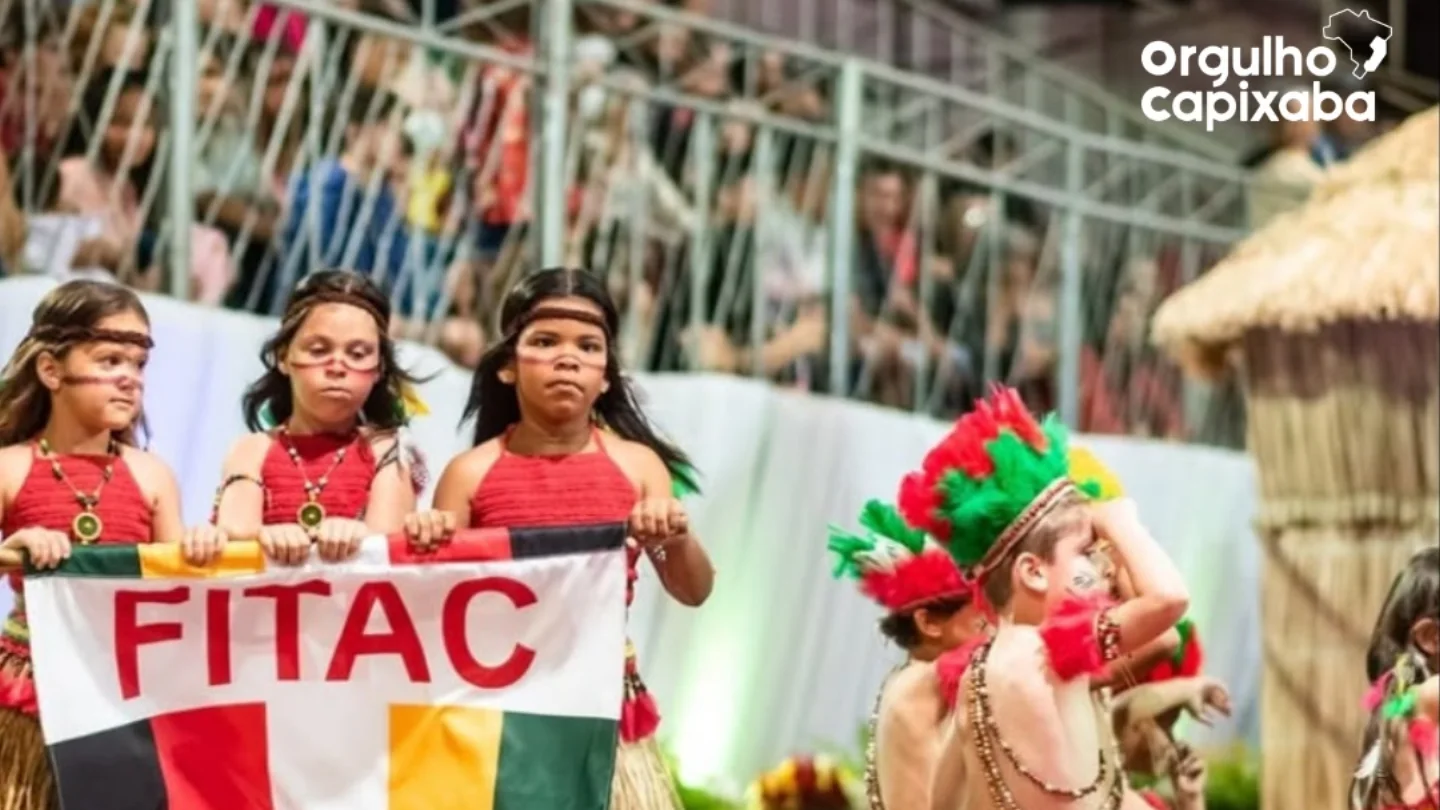 Crianças participam de apresentação cultural em uma edição da FITAC